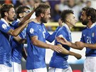 RADOST AZUROV MODRÝCH. Fotbalisté Itálie oslavují jeden ze tí gól proti