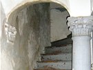 Pískovcový sloup u paty schodiště