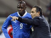 ITALSK PORADA. Mario Balotelli (vlevo) naslouchj pokynm, kter mu v duelu s