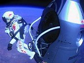 Foto - ikona. Felix Baumgartner se vrhá vstříc Zemi.