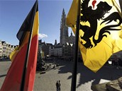 Nad Antverpami vlaje vedle belgick vlajky i vlajka vlmsk (15. jna 2012)