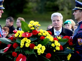 Gauck nejprve poloil vnec u hrobu zavradných lidických mu spolen s...