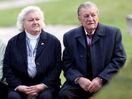 Gauck se pímo v Lidicích setkal s nkolika pamtníky tehdejího masakru.