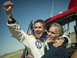 Felix Baumgartner v nárui technického éfa svého týmu Arta Thompsona