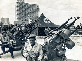 Kubántí vojáci ekají pipraveni u svých protiletadlových zbraní vyrobených v...