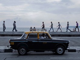 idi taxíku eká na zákazníky v Bombaj v ulici Marine Drive.