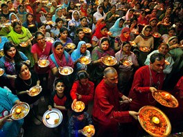 PLAMÍNEK PRO BOHYNI. Hinduisté s hlinnými lampami se modlí v jednom z chrám...