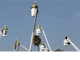 Dlníci ve vysokozdviných koích sledují poslední cestu raketoplánu Endeavour.