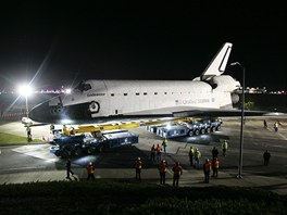 A jde se na to. Endeavour opoutí losangeleské letit. Na obím transportéru