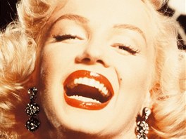 Rud rtnka neodmysliteln pat k image Marilyn Monroe stejn jako blond lokny.
