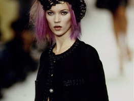 Anglická topmodelka Kate Mossová na přehlídce značky Chanel v roce 1994