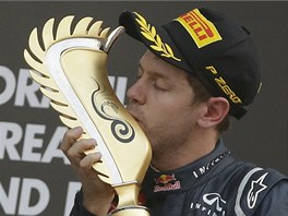 Sebastian Vettel s trofej pro vtze Velk ceny Koreje formule 1.