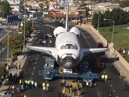 Tisíce lidí doprovázely raketoplán Endeavour v ulicích Los Angeles na cest do...