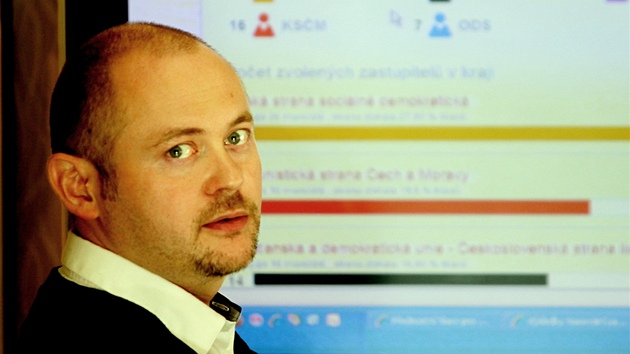 Hejtman Michal Haek (SSD) sleduje výsledky krajských voleb.