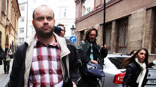 �Tykadlov� �idi� Roman Smetana p�ich�z� podat vysv�tlen� na m�stn� odd�len� policie v Bartolom�jsk� ulici v Praze. 