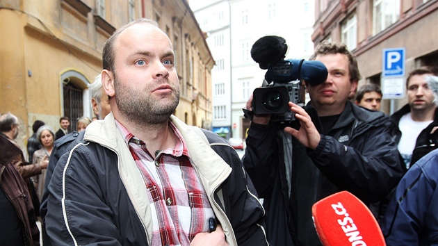 �Tykadlov� �idi� Roman Smetana p�ich�z� podat vysv�tlen� na m�stn� odd�len� policie v Bartolom�jsk� ulici v Praze. 