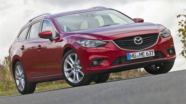 Přestože má nová Mazda 6 na rozdíl od předchůdkyň jednodušší podvozek a elektrický posilovač na sloupku řízení, má šestka dokonalé řízení.