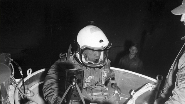 Joe Kittinger leze do gondoly, v n absolvoval v roce 1960 misi Excelsior III.