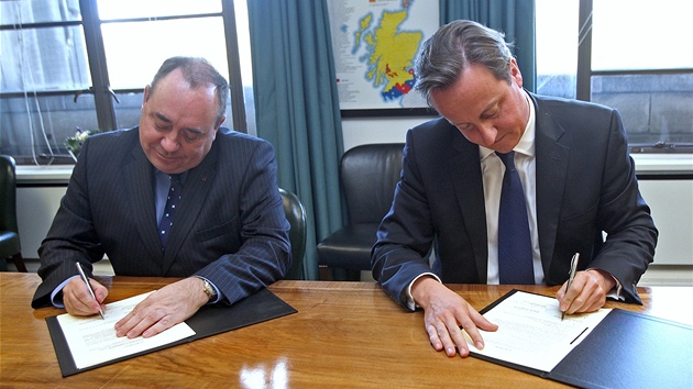 Alex Salmond a David Cameron podepisují smlouvu o referendu ohledn odtrení