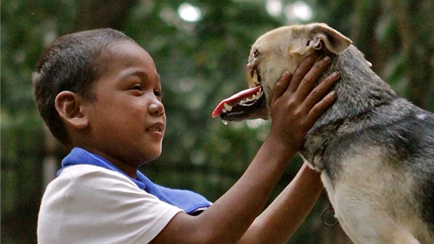 Fenka Kabang s filipnskm chlapcem na snmku ze srpna 2012