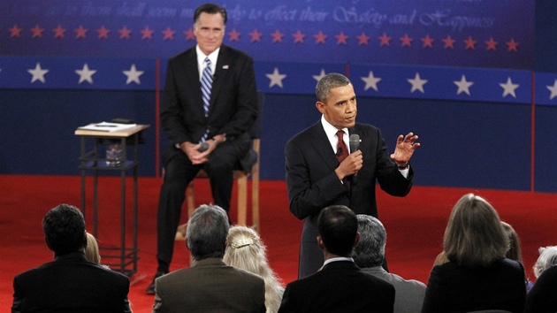 Barack Obama a Mitt Romney bhem druhé prezidentské debaty (16. íjna 2012) 