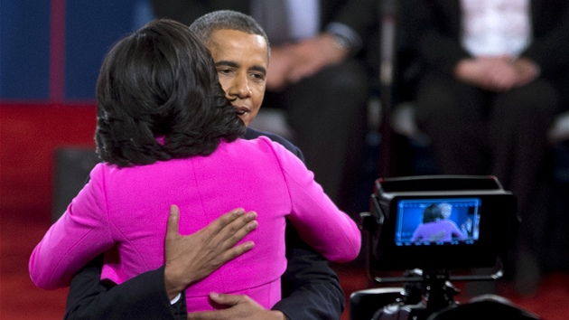 Barack Obama objm manelku Michelle po druh prezidentsk debat (16. jna 2012)
