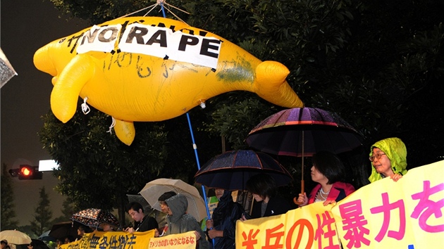 Japonci v Tokiu protestuj kvli dajnmu znsilnn Japonky dvma americkmi vojky na Okinaw (17. jna 2012)