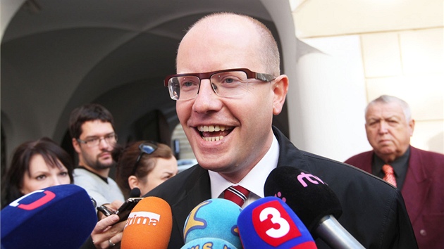 Bohuslav Sobotka odpovídá na dotazy novinářů ve volebním štábu ČSSD. (13. října 2012)