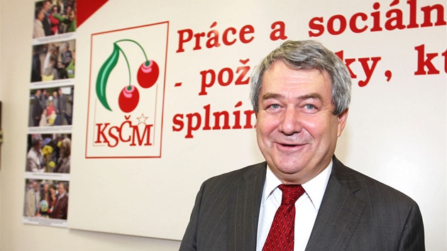 Předseda KSČM Vojtěch Filip neskrýval v pražském volebním štábu radost. (13. října 2012)