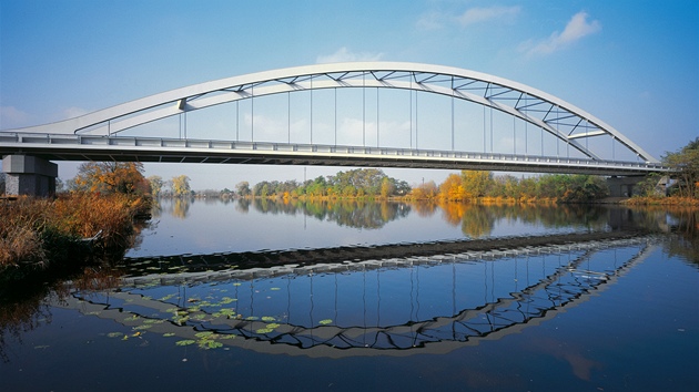 MODERN. M ladnost sportovnho vozu a linie ltajcho tale, psob odvn a energicky, je krsn i racionln. Zkrtka: nov doba. Litolsk most byl oteven v roce 2002 mezi obc Litol a Lysou nad Labem.