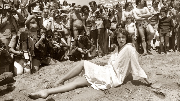 Sylvia Kristelová pózuje fotografům a fanouškům při filmovém festivalu v Cannes (květen 1977).