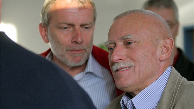 Jan Zahradník (vpravo) s Tomáem Jirsou ve volebním tábu jihoeské ODS pi