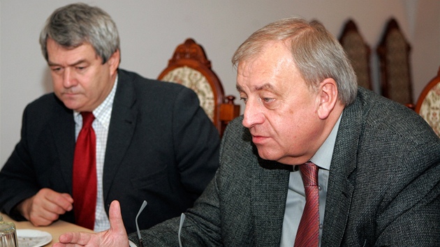 Na tiskov� konferenci se v �esk�ch Bud�jovic�ch se�li ��f jiho�esk� organizace KS�M Petr Bran� (vpravo) a p�edseda strany Vojt�ch Filip.