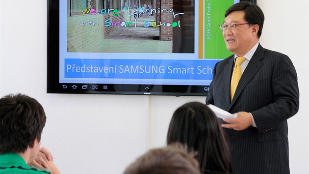 Sputn programu Samsung Smart School se zastnil tak Jin Hwan Kim, prezident spolenosti Samsung Electronics Czech & Slovak.