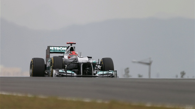 LOUEN S OKRUHEM. Michael Schumacher s vozem Mercedes v kvalifikaci Velk ceny Koreje.