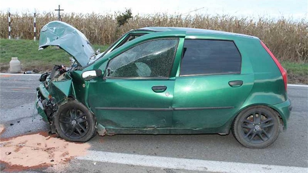 Nehoda mezi Kyjovem a Strovicemi, pi kter zemela idika vozu Pontiac a dal tyi lid se zranili.