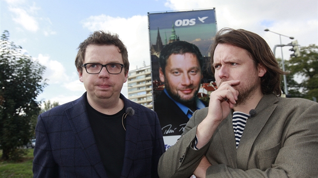 Filmaři Vít Klusák (vlevo) a Filip Remunda při happeningu na podporu kreslíře tykadel Romana Smetany