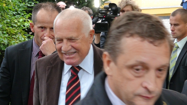 Prezident Václav Klaus míí do volební místnosti odevztat svj hlas ve 2. kole