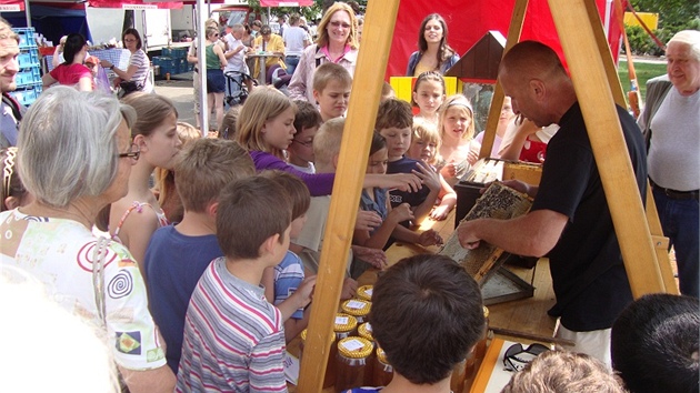 Včelař vysvětluje dětem na tržišti "na Jiřáku", jak to chodí ve včelím úlu a jak vzniká med. Ilustrační foto z předchozí akce 