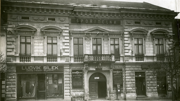 Původní budova na snímku z roku 1937, kdy zde sídlila spořitelna.