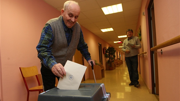 Ve Zln lid do krajskch voleb hlasovali tak v domov dchodc na Bureov. Na snmku je nejstar obyvatel, estadevadestilet Antonn Kuera.