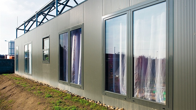 Velká balkonová dveřní okna zajišťují obyvatelům domu dostatek světla a kontaktu s venkovním prostředím.
