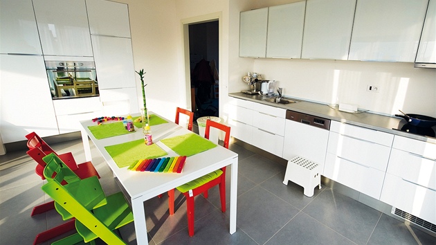 Společný prostor obývacího pokoje, kuchyně a jídelny je prostorný a účelný. Detail kuchyně a jídelního stolu
