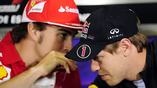 Fernando Alonso (vlevo) v drunm rozhovoru s adujcm mistrem svta Sebastianem Vettelem.