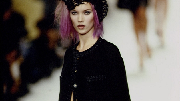 Anglick topmodelka Kate Mossov na pehldce znaky Chanel v roce 1994