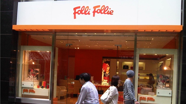 eck obchod Folli Follie v Tokiu dobe prosperuje mezi obchody Vuitton a Burberry.