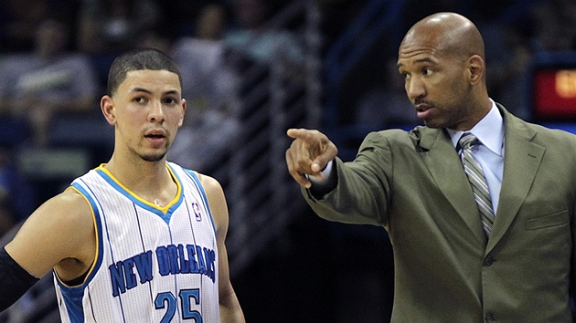 HRAJEME NA TMHLETEN KO. Monty Williams, trenr New Orleans, udl pokyny Austinu Riversovi.