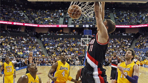 Meyers Leonard z Portlandu smeuje v duelu s LA Lakers.