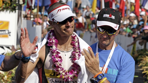 NO, NIC MOC. Losk ampion Craig Alexander letos na havajskm Ironmanu skonil dvanct.
