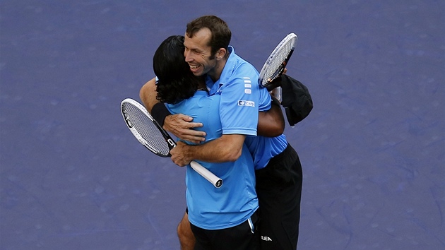 Leander Paes (vlevo) a Radek tpnek slav titul v anghaji.